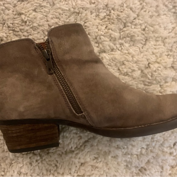 Bórn “Bessie” Booties in taupe distressed leather. Size 9.5 Medium. - Picture 4 of 6